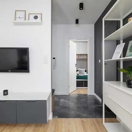 Elegant In Cracow With Balcony, Parking And Desk By Renters Apartment Krakau