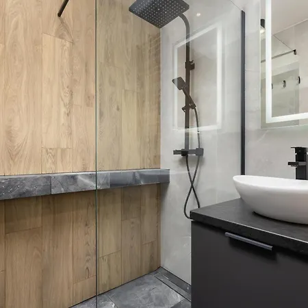 Elegant In Cracow With Balcony, Parking And Desk By Renters Apartment